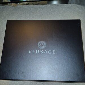 VERSAGE nuevos en su caja